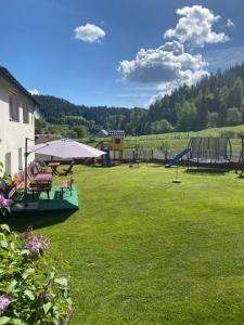 un parque con parque infantil con tobogán en Agroturystyka u Czepiela, en Ochotnica Górna