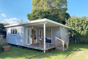 Gallery image of Tranquil Nest Escape with deck and garden in Auckland