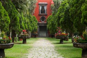 Un jardín fuera de Fiesta Americana Hacienda Galindo Resort & Spa