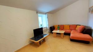 - un salon avec un canapé et une table dans l'établissement Farfalle di Valle, à Bale
