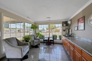 a large living room with two chairs and a counter at Econo Lodge Woodland near I-5 in Woodland