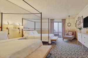 Una cama o camas en una habitación de Fiesta Americana Hacienda Galindo Resort & Spa