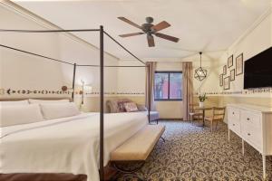 Una cama o camas en una habitación de Fiesta Americana Hacienda Galindo Resort & Spa