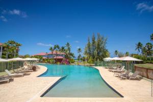Piscina a Les Villas du Lagon o a prop