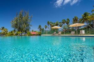 Piscina a Les Villas du Lagon o a prop