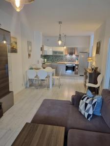 a living room and kitchen with a couch and a table at Playa Baltis Międzyzdroje Apartament Katharina in Międzyzdroje