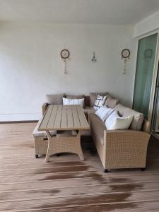 a living room with a couch and a table at Playa Baltis Międzyzdroje Apartament Katharina in Międzyzdroje