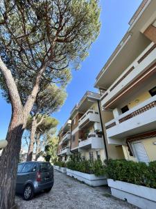 samochód zaparkowany przed budynkiem w obiekcie Casa Palma - 300mt dal Mare w mieście Marina di Massa