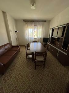 salon ze stołem i kanapą w obiekcie Casa Palma - 300mt dal Mare w mieście Marina di Massa