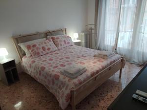 een slaapkamer met een bed met twee handdoeken erop bij Apartments for you in Matera