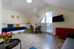 TV a/nebo společenská místnost v ubytování Apartament MORSKI 407 Dziwnówek nad morzem EPapartamenty