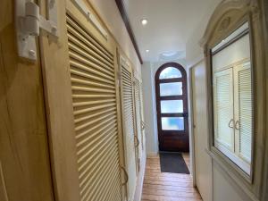 een hal met houten jaloezieën en een deur met een deur bij Maison bord de mer « Le Bateau IvRe » in Saint-Malo