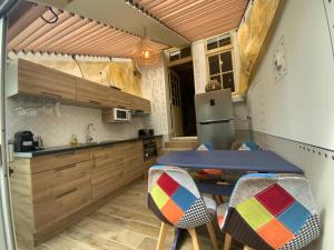 Kuchyňa alebo kuchynka v ubytovaní Maison bord de mer « Le Bateau IvRe »