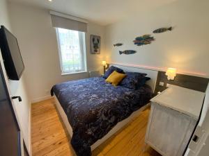 1 dormitorio con 1 cama y TV en Maison bord de mer « Le Bateau IvRe » en Saint-Malo