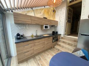 Kuchyňa alebo kuchynka v ubytovaní Maison bord de mer « Le Bateau IvRe »