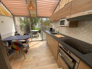 Kuchyňa alebo kuchynka v ubytovaní Maison bord de mer « Le Bateau IvRe »