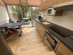 Kuchyňa alebo kuchynka v ubytovaní Maison bord de mer « Le Bateau IvRe »