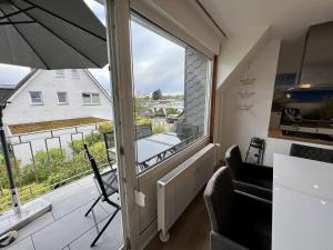 sala de estar con ventana grande y balcón en Lichtermeer 3 0, en Dahme