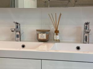 Ванная комната в Holiday Home Zeeland near Veerse Meer +32 фотографии