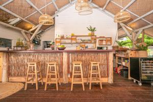 Saló o bar de Les Villas du Lagon