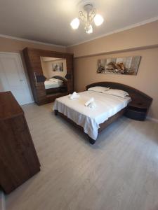 sypialnia z łóżkiem z dwoma ręcznikami w obiekcie Apartament ultracentral Gabriel w mieście Drobeta-Turnu Severin