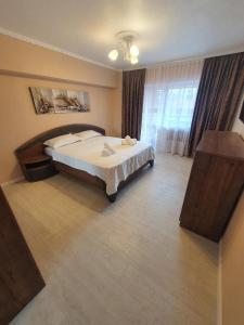 sypialnia z łóżkiem i dużym oknem w obiekcie Apartament ultracentral Gabriel w mieście Drobeta-Turnu Severin