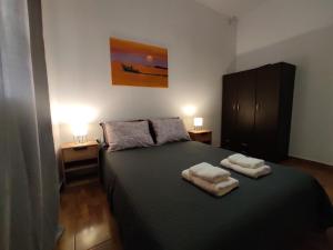 um quarto com uma cama com duas toalhas em Ostria 2 Bedroom apartment near Falasarna + Balos em Plátanos