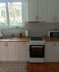 kuchnia z białymi szafkami i piekarnikiem w obiekcie Ostria 2 Bedroom apartment near Falasarna + Balos w mieście Plátanos