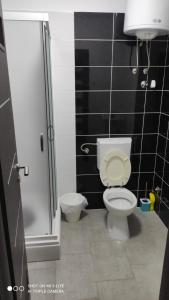 Koupelna v ubytování Apartmani Gavran + 37 fotografií