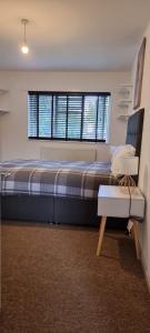 Un dormitorio con una cama grande y una ventana en 3 bed bedroom house with garden, en Thamesmead