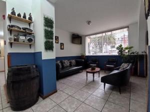 ein Wohnzimmer mit einem Sofa und einem Tisch in der Unterkunft Hotel 9 de Octubre in Quito