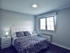 מיטה או מיטות בחדר ב-Apartamento Las Perdices II