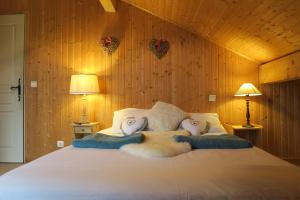 ein Schlafzimmer mit einem Bett mit zwei Kissen darauf in der Unterkunft Heyday Chalet in Montriond