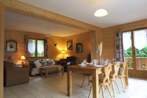 ein Wohnzimmer mit einem Tisch und einem Sofa in der Unterkunft Heyday Chalet in Montriond