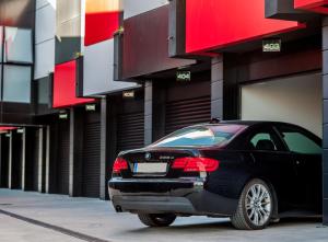 un coche negro estacionado frente a un edificio en Hotel Loob Madrid, en Torrejón de Ardoz