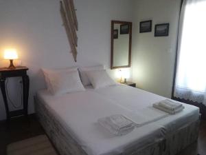 Posteľ alebo postele v izbe v ubytovaní Petrino1880 sea-vacation apartment in Chalkidiki