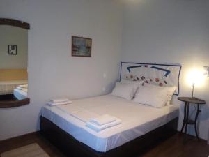 Posteľ alebo postele v izbe v ubytovaní Petrino1880 sea-vacation apartment in Chalkidiki