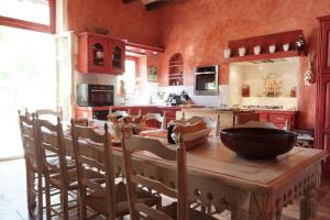 una cocina con una mesa de madera con un tazón. en Maison en Provence, en Lapalud