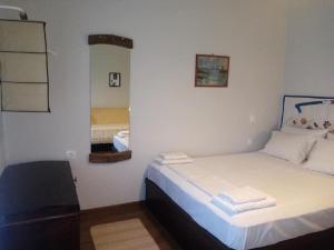 Posteľ alebo postele v izbe v ubytovaní Petrino1880 sea-vacation apartment in Chalkidiki