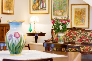 a living room with a vase on a table at Anticadimora Dei Pepe in Salve