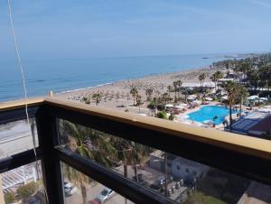 Blick auf den Strand vom Balkon eines Resorts in der Unterkunft EDIFICIO EL REMO VISTAS AL MAR SUN&BEACH in Torremolinos