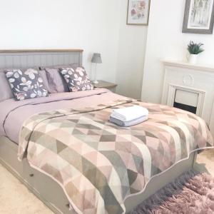 Ένα ή περισσότερα κρεβάτια σε δωμάτιο στο Beautiful Victorian Home near central Oxford