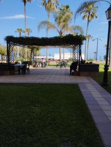 einen Pavillon in einem Park mit Palmen in der Unterkunft EDIFICIO EL REMO VISTAS AL MAR SUN&BEACH in Torremolinos