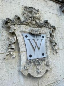 a letter v on the side of a building at Le W - Appart vintage in Épernay