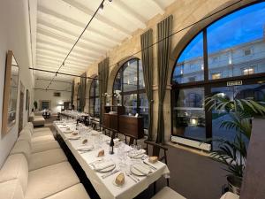 Un restaurante o sitio para comer en Hotel Real Colegiata San Isidoro