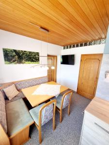 een woonkamer met een tafel en een bank bij Guesthouse Schoba Typ A in Kirchbach