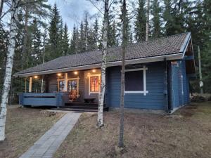 a blue tiny house in the woods at Lakeland Karelia Puutikka in Kesälahti