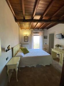 een slaapkamer met een groot bed en een houten plafond bij Relais Il Monaco in Artena