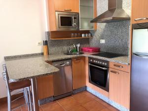 O bucătărie sau chicinetă la Apartamentos aDoniña Playa Major Sanxenxo