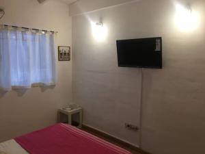 a bedroom with a bed and a flat screen tv on the wall at Impecable y cómodo macrocentro in Rosario